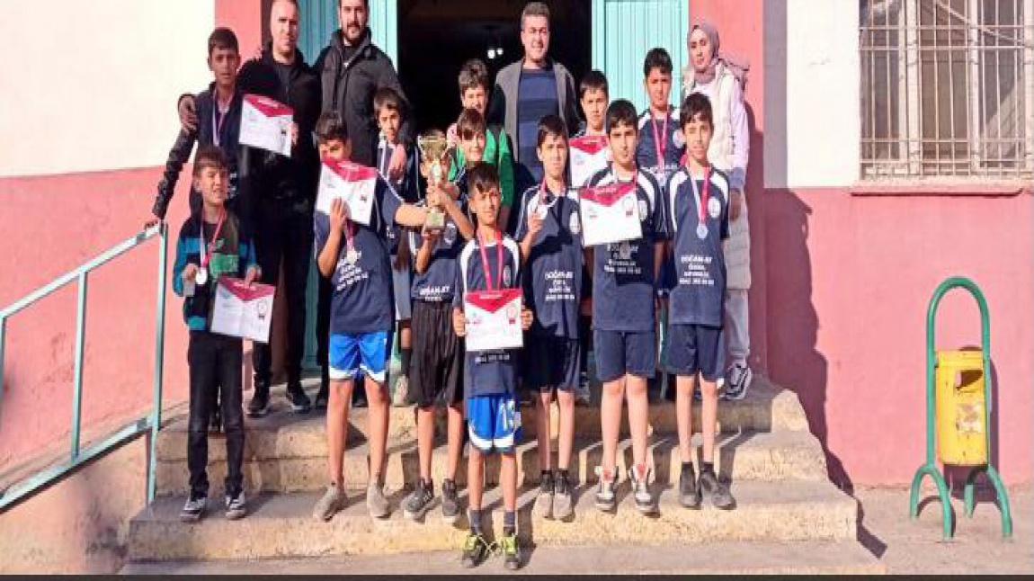 Mardin Okullar Arası Küçük Erkekler Hentbolda İl İkincisi Olan Öğrencilerimizi Tebrik Ederiz
