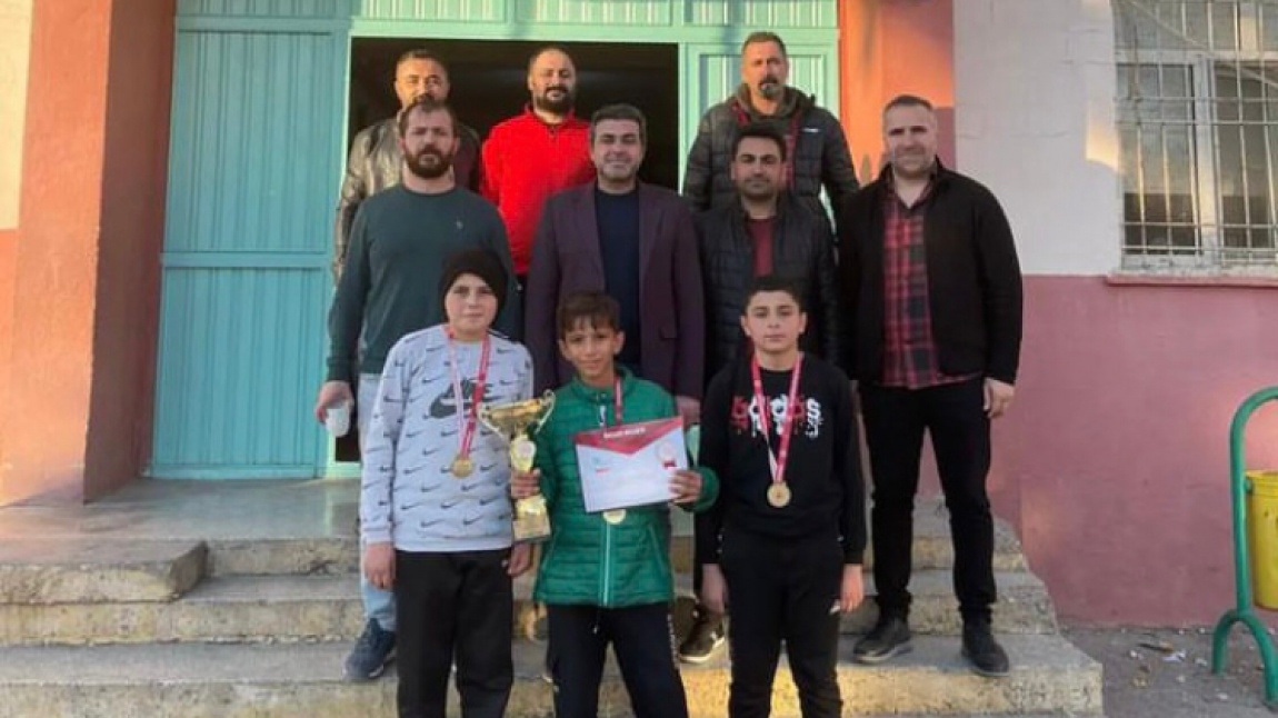 Mardin Okullararası Küçük Erkekler Tenis İl Birincisi Olan Öğrencilerimizi Tebrik Ederiz