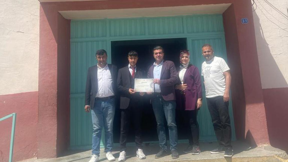 Genç seda Kur'an-ı Kerim'i güzel okuma yarışmasında Yusuf Kaymaz öğrencimiz Mardin il üçüncüsü olmuştur. Öğrencimizi tebrik ederiz