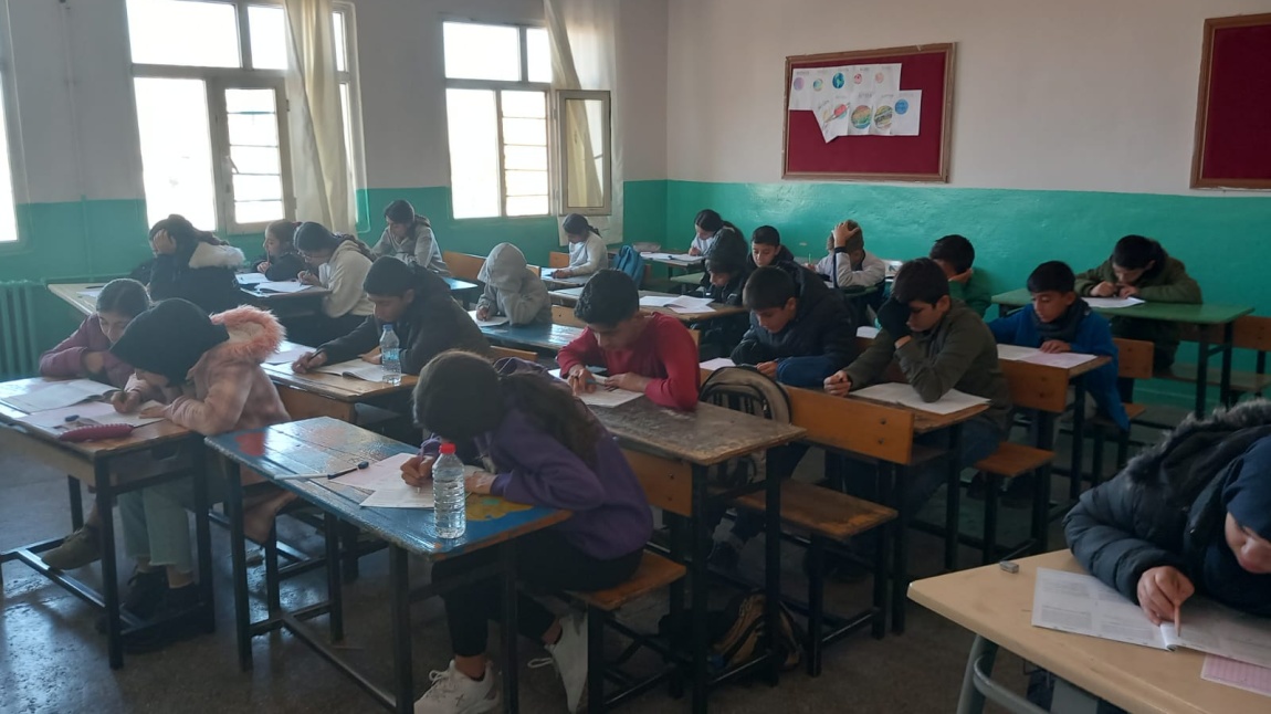 Kızıltepe Kaymakamlığı ile Kızıltepe  Belediyesinin destekleriyle okulumuzda 8. sınıf öğrencilerine yönelik merkezi deneme sınavı yapıldı