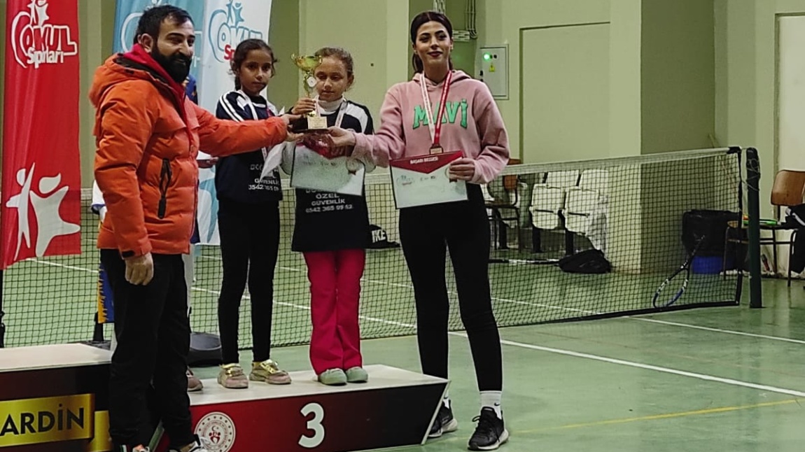 Küçük Kızlar Teniste Mardin il 4.cusu oldu.